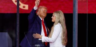 Donald Trump rinde homenaje a Charlie Kirk durante una multitudinaria ceremonia en EE.UU.