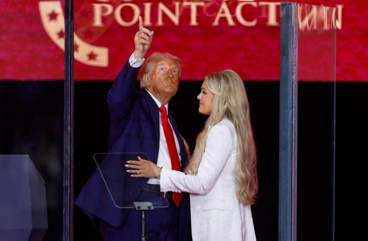Donald Trump rinde homenaje a Charlie Kirk durante una multitudinaria ceremonia en EE.UU.