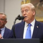 El presidente de Estados Unidos, Donald Trump, sugirió este lunes que sería mejor dosificar las vacunas a los niños en cuatro o cinco etapas.