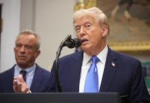El presidente de Estados Unidos, Donald Trump, sugirió este lunes que sería mejor dosificar las vacunas a los niños en cuatro o cinco etapas.