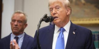 El presidente de Estados Unidos, Donald Trump, sugirió este lunes que sería mejor dosificar las vacunas a los niños en cuatro o cinco etapas.