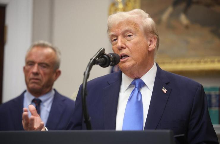El presidente de Estados Unidos, Donald Trump, sugirió este lunes que sería mejor dosificar las vacunas a los niños en cuatro o cinco etapas.