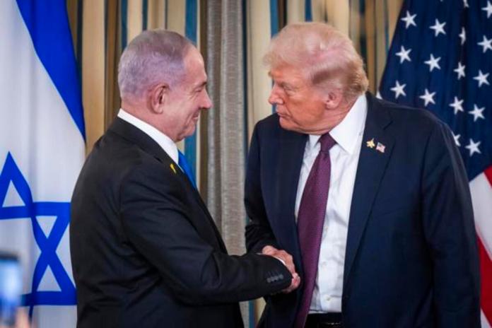 El presidente estadounidense, Donald Trump (d), estrecha la mano del primer ministro israelí, Benjamin Netanyahu. Foto: La Hora: EFE