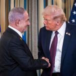 El presidente estadounidense, Donald Trump (d), estrecha la mano del primer ministro israelí, Benjamin Netanyahu. Foto: La Hora: EFE