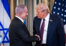 El presidente estadounidense, Donald Trump (d), estrecha la mano del primer ministro israelí, Benjamin Netanyahu. Foto: La Hora: EFE