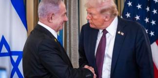 El presidente estadounidense, Donald Trump (d), estrecha la mano del primer ministro israelí, Benjamin Netanyahu. Foto: La Hora: EFE