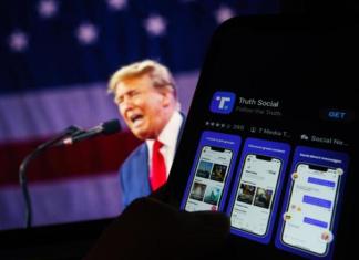 Fotografía ilustración de archivo del presidente Donald Trump y su plataforma Truth Social. Foto La Hora: EFE.