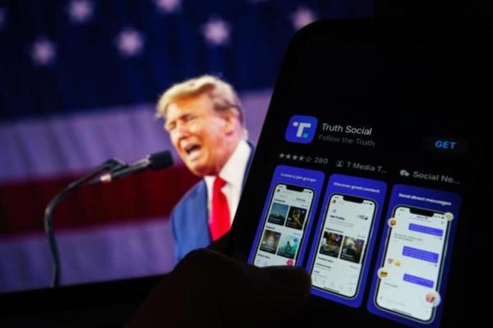 Trump reaparece con más de 40 mensajes en Truth Social tras rumores sobre su salud Fotografía ilustración de archivo del presidente Donald Trump y su plataforma Truth Social. Foto La Hora: EFE.