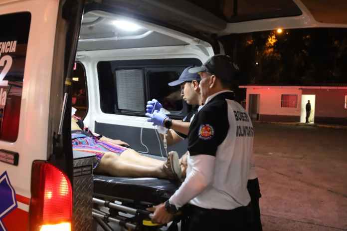 Ataque armado en zona 1 de Mixco, atendido por Bomberos. Foto La Hora: CVB