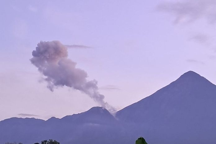Volcán Santiaguito lanzando colmunas de gas y ceniza. Foto La Hora: Conred