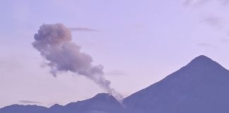 Volcán Santiaguito lanzando colmunas de gas y ceniza. Foto La Hora: Conred