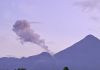 Volcán Santiaguito lanzando colmunas de gas y ceniza. Foto La Hora: Conred