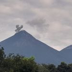 Volcán de Fuego se encuentra lanzando ceniza a comunidades aledañas. Foto La Hora: Conred
