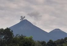 Volcán de Fuego se encuentra lanzando ceniza a comunidades aledañas. Foto La Hora: Conred