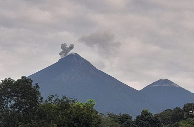 Volcán de Fuego se encuentra lanzando ceniza a comunidades aledañas. Foto La Hora: Conred