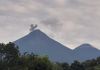Volcán de Fuego se encuentra lanzando ceniza a comunidades aledañas. Foto La Hora: Conred