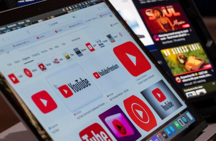 Fotografía de archivo de dispositivos con imágenes de YouTube. Foto La Hora: EFE