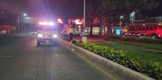Un motorista fallecido tras un accidente de tránsito sobre la calzada Roosevelt en horas de la madrugada. PMT de Mixco modera flujo vehicular. Foto La Hora: CVB