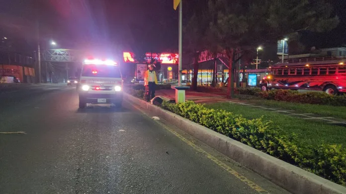 accidente roosevelt Un motorista fallecido tras un accidente de tránsito sobre la calzada Roosevelt en horas de la madrugada. PMT de Mixco modera flujo vehicular. Foto La Hora: CVB