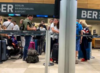 Largas colas en el aeropuerto de Berlín por fallos en sistema informático. Foto: La Hora: EFE