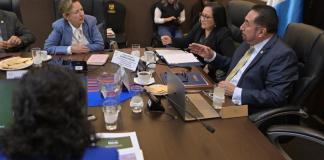 La ministra de Ambiente, Patricia Orantes, responde por el proyecto en Muxbal, que provocó un deslave, según el alcalde Siero. Foto: La Hora / Fabricio Alonzo