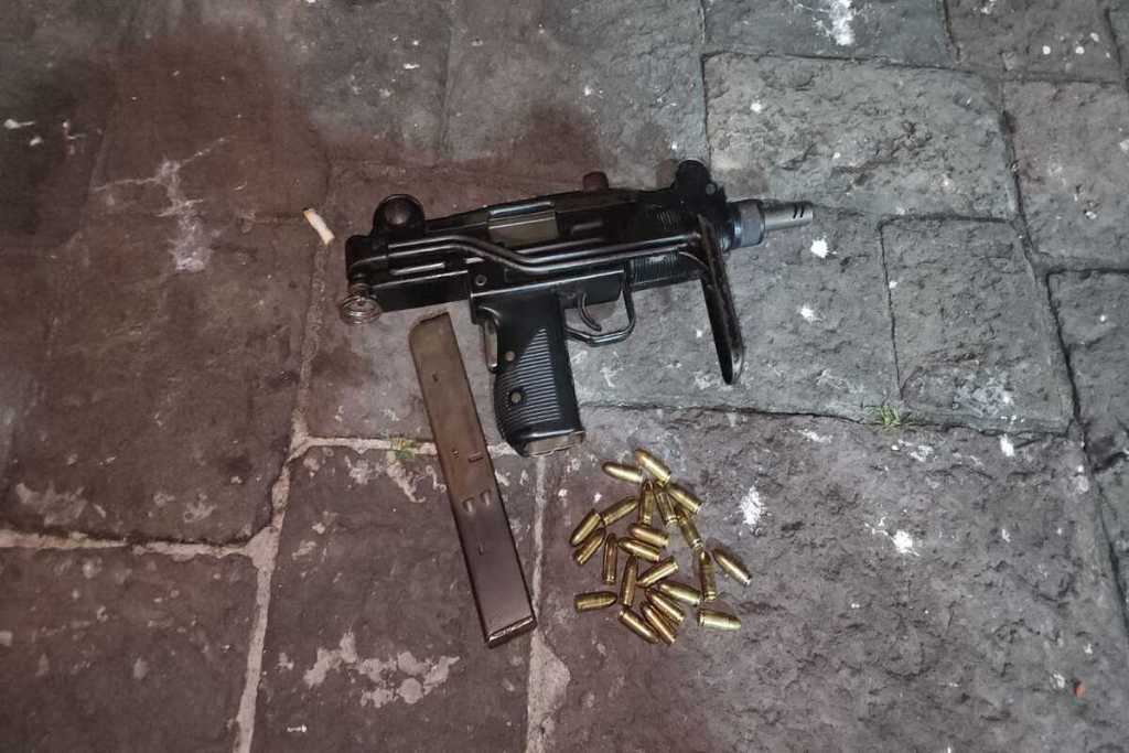 Agentes de seguridad nacional incautan una subametralladora a presuntos pandilleros en El Gallito. Foto: PCN