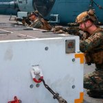 Militar agachado y cubierto