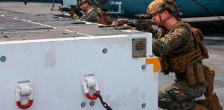 Militar agachado y cubierto