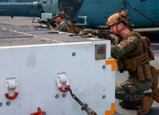 Militar agachado y cubierto