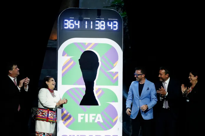Plan México y el Mundial Jefa de Gobierno de la Ciudad de México, Clara Brugada en la develación del reloj de la Copa Mundial de la FIFA 2026. Foto La Hora: EFE