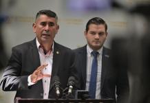 Baldizón y “3K” acusan a gobierno de presionar alcaldes y piden a Arévalo sancionar Decreto 7-2025 El secretario general de Cambio, Jorge Baldizón y "3Kiebres" señalaron al gobierno de Arévalo de presionar alcaldes. Foto La Hora: Fabricio Alonzo