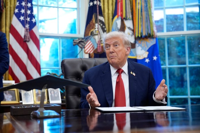 Presidente Trump en la oficina Oval de la Casa Blanca. Foto La Hora: EFE