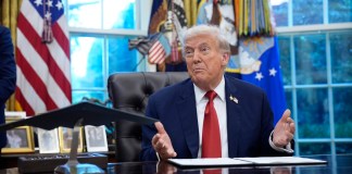 Presidente Trump en la oficina Oval de la Casa Blanca. Foto La Hora: EFE