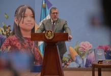 El presidente Bernardo Arévalo se refiere a la ejecución presupuestaria actual, indicando que se espera llegar al 94% de ejecución con inversiones a final del 2025.