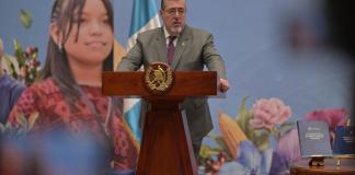 El presidente Bernardo Arévalo se refiere a la ejecución presupuestaria actual, indicando que se espera llegar al 94% de ejecución con inversiones a final del 2025.