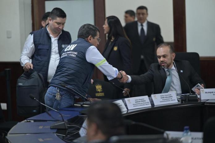 El ministro de Comunicaciones, Miguel Díaz, analiza ofrecer trabajos en Boca del Monte, donde ha habido derrumbes. Foto: La Hora / Fabricio Alonzo