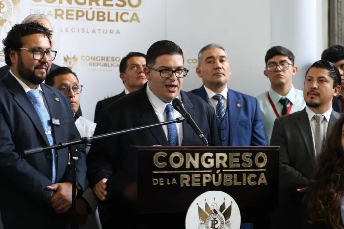 bonopracticante La bancada Cabal presenta una iniciativa para entregar un bono a practicantes de diversificado. Foto: Congreso de la República