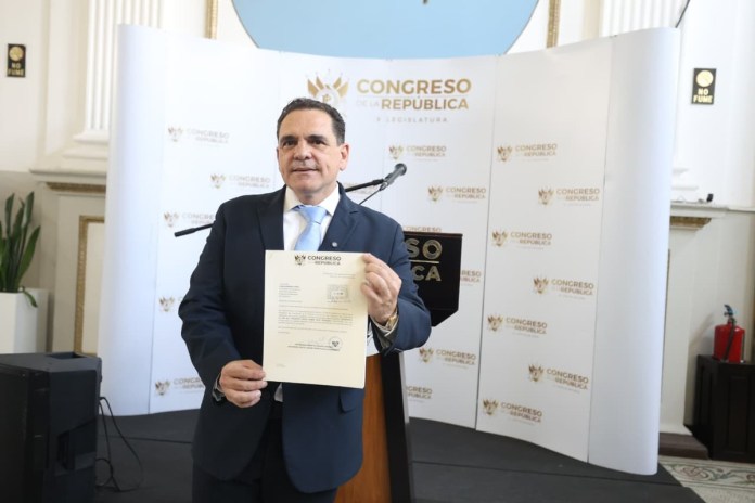 Boris España ha participado en tres partidos políticos y un bloque independiente. Foto: Congreso de la República
