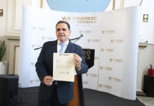 Boris España ha participado en tres partidos políticos y un bloque independiente. Foto: Congreso de la República