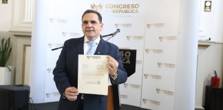 Boris España ha participado en tres partidos políticos y un bloque independiente. Foto: Congreso de la República