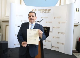 Boris España ha participado en tres partidos políticos y un bloque independiente. Foto: Congreso de la República