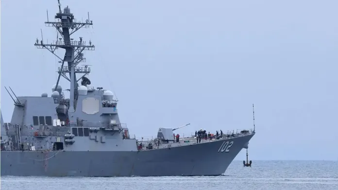 buque estadounidense Dos aviones de combate venezolanos realizaron un sobrevuelo cercano al buque estadounidense USS Jason Dunham en una demostración de fuerza.