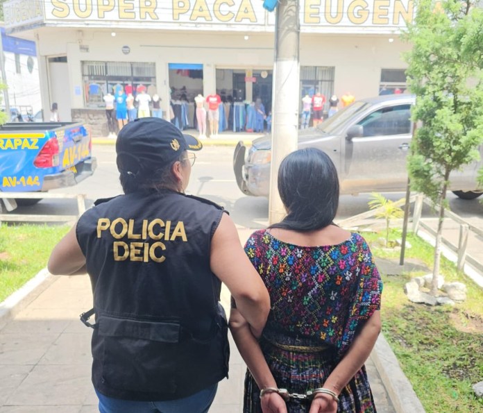 Mujer es señalada por las autoridades de participar en el crimen de un hombre que fue hallado calcinado.