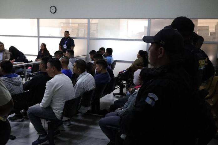 Detenidos en el barrio El Gallito deberán esperar un día más para solventar su situación. Foto La Hora: Daniel Ramírez