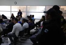 Detenidos en el barrio El Gallito deberán esperar un día más para solventar su situación. Foto La Hora: Daniel Ramírez