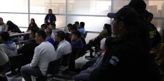 Detenidos en el barrio El Gallito deberán esperar un día más para solventar su situación. Foto La Hora: Daniel Ramírez