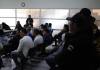 Detenidos en el barrio El Gallito deberán esperar un día más para solventar su situación. Foto La Hora: Daniel Ramírez
