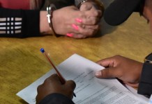 Autoridades capturaron a una abogada con supuesta vinculación al caso Acuerdos Fraudulentos, quien espera audiencia de primera declaración. Foto La Hora: Daniel Ramírez