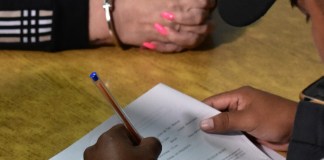 Autoridades capturaron a una abogada con supuesta vinculación al caso Acuerdos Fraudulentos, quien espera audiencia de primera declaración. Foto La Hora: Daniel Ramírez