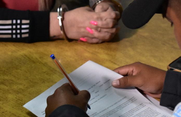 Autoridades capturaron a una abogada con supuesta vinculación al caso Acuerdos Fraudulentos, quien espera audiencia de primera declaración. Foto La Hora: Daniel Ramírez
